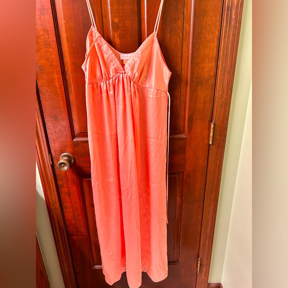 BARBIZON  VTG peach Polyester tie back long Nightgown. Size unknown